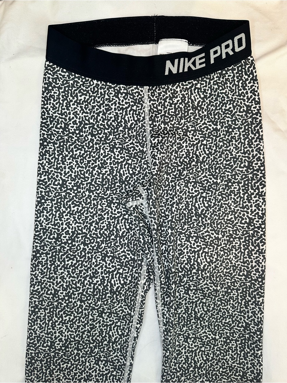 Nike Pro Cropped Leggings XS Black White Abstract Print Athletic Compression